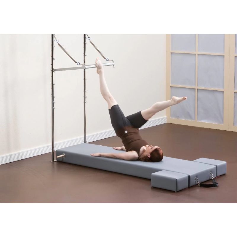 Yoga Health & Fitness Centre - Regulowane drewniane łóżko do pilatesu prosto